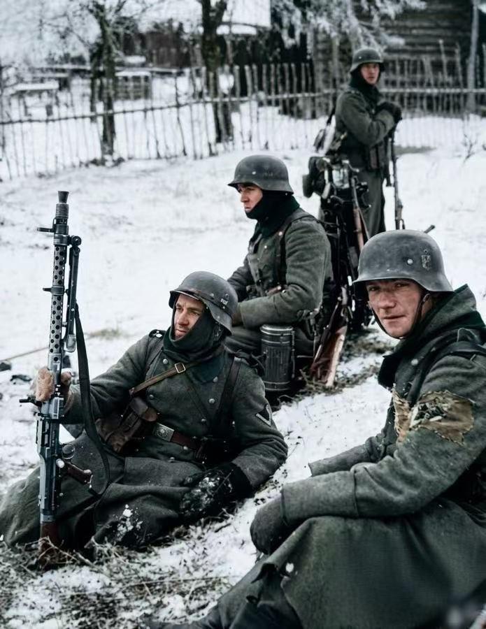 1942年，莫斯科战役期间，正在战斗间隙席地而坐的德军士兵。镜头最近处那名德