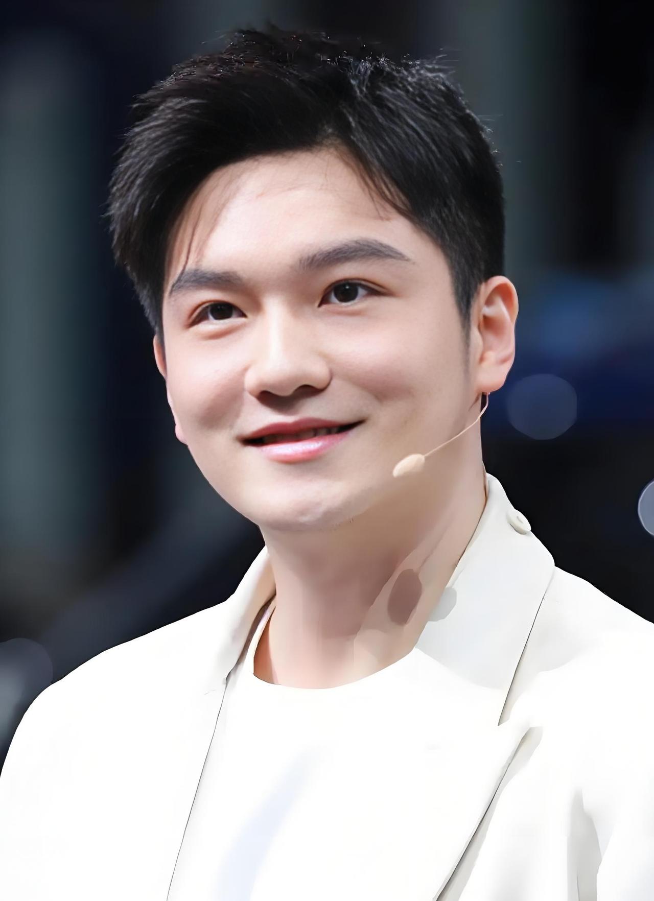 虽然发的晚一点了，但是还是要祝贺樊振东获得全运会乒乓球男单冠军。看了樊振东的几