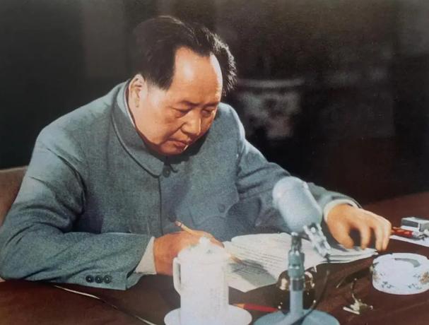 1953年，毛主席跟陈毅坐专列途经淮海战场，看着战火熄灭不久的场景，陈毅感慨道：
