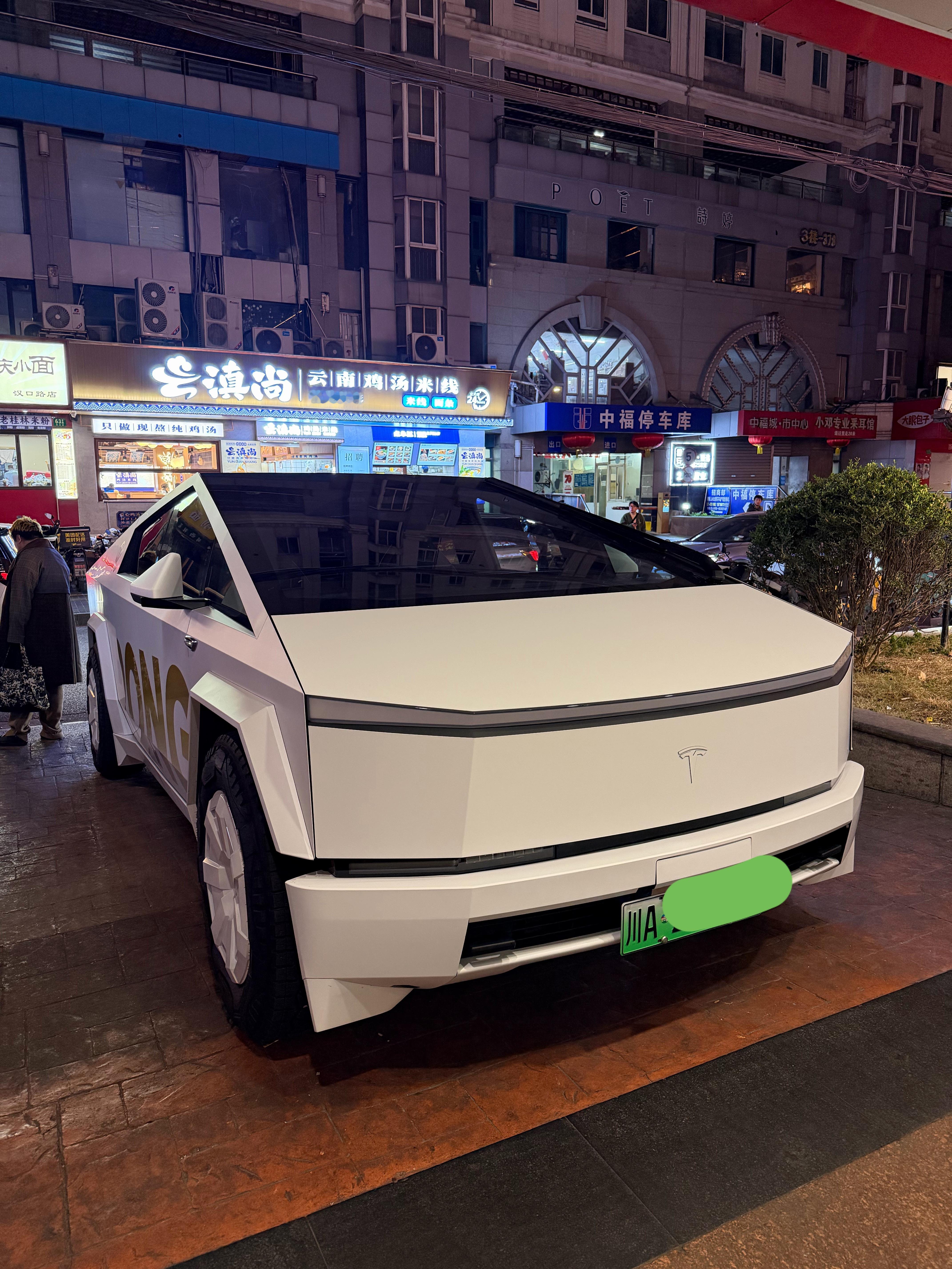 周五夜上海，确实能见到各种车。巧合的是，两辆车都是成都牌