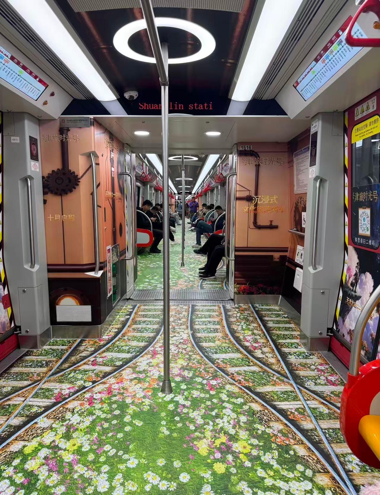 天津地铁惊现神秘列车崭新的一天，就从天津这班梦幻列车开始！走进车厢就迎来满满的仙
