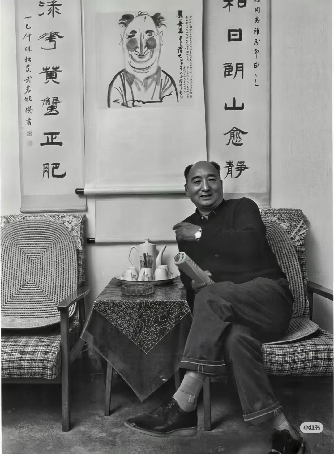 陈强老爷子身后，黄永玉先生画的漫画像太棒了，寥寥数笔，传神写照。