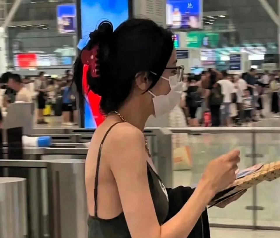 夏天乘坐高铁时，若收到乘警的温馨提示，你会欣然接受吗？近日，胡女士身着吊带装乘