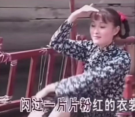 原来吴越是江珊的《梦里水乡》这首歌的MV女主角！要知道，当年这首歌可是红遍了大江