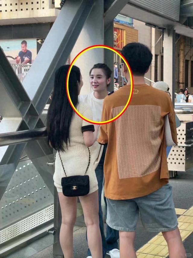 宋佳路人原相机生图曝光，无滤镜状态绝了，难怪小8岁导演老公满心偏爱路人随手