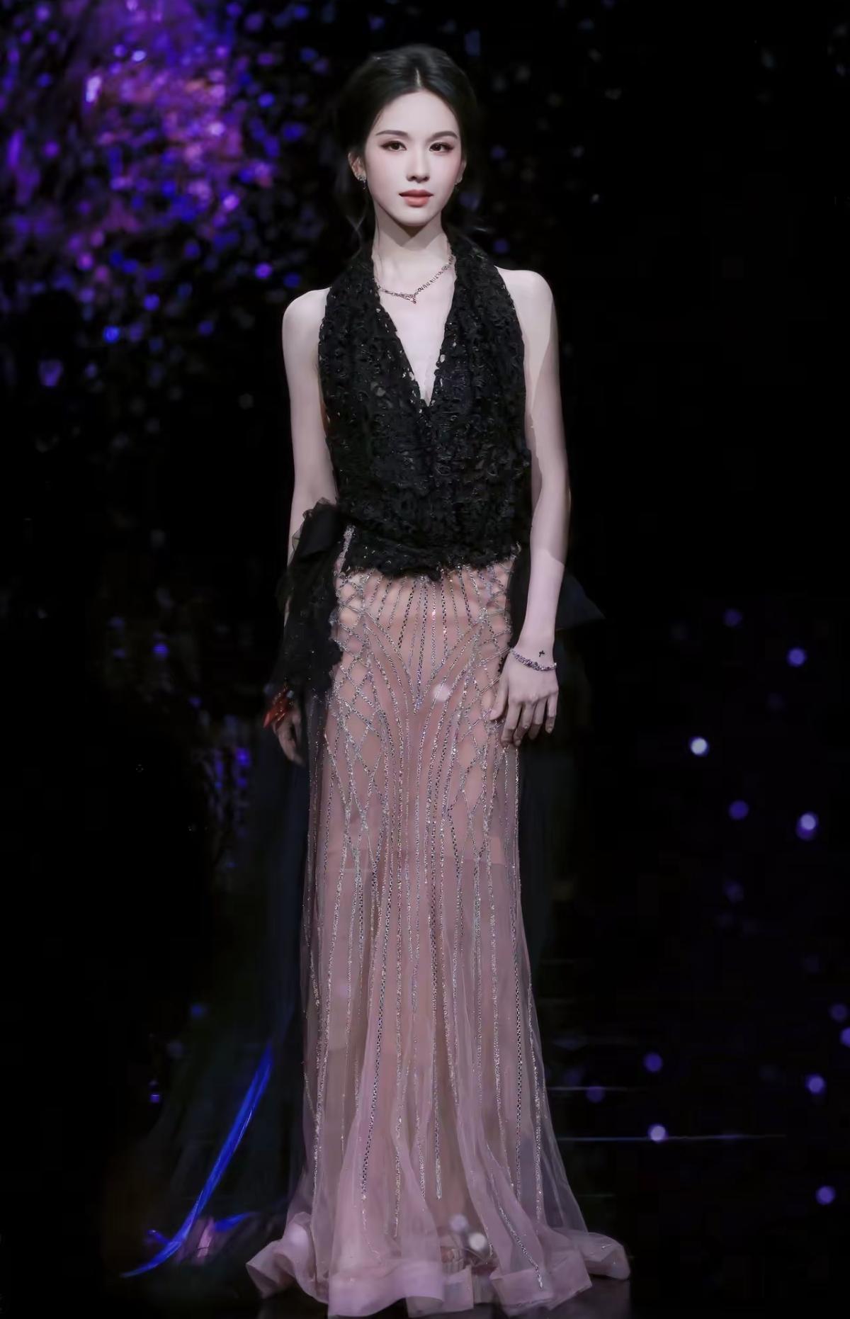 陈都灵的美，是清冷与热烈的碰撞，在聚光灯下，她永远是自己的主角[比心]黑纱如夜，