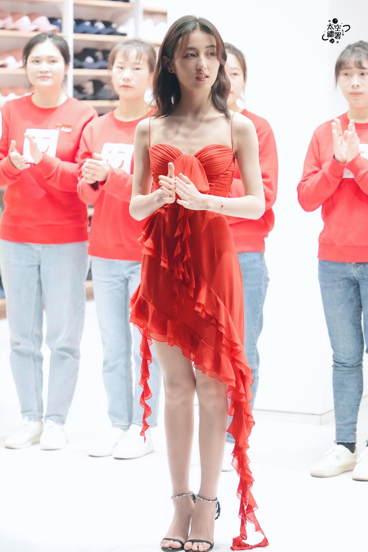 ​​​，枫叶姐姐这是要转型做酷girl了吗？爱了爱了！