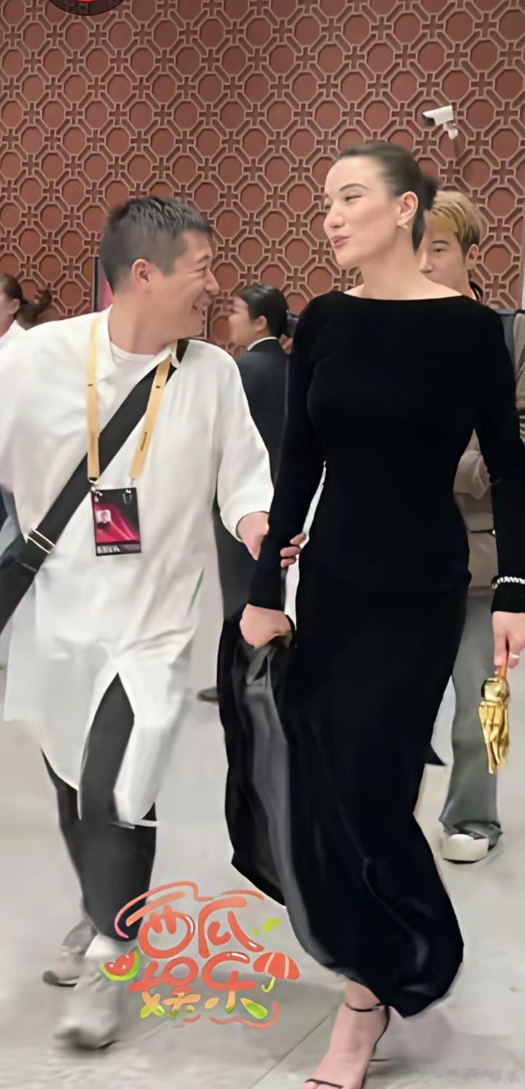 宋佳真是嫁对了人，嫁给王伟后，真是拿奖拿到手软。每一次领奖之后都会和老公一起走，