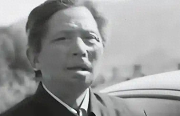 1971年，黑龙江一退伍老兵去打油，偶然瞥见油票印章上的名字，大惊失色。原部队军