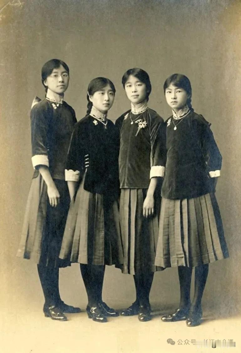 1916年，12岁林徽因全家搬到北京，就读于北京培华女子中学。培华女子中学是