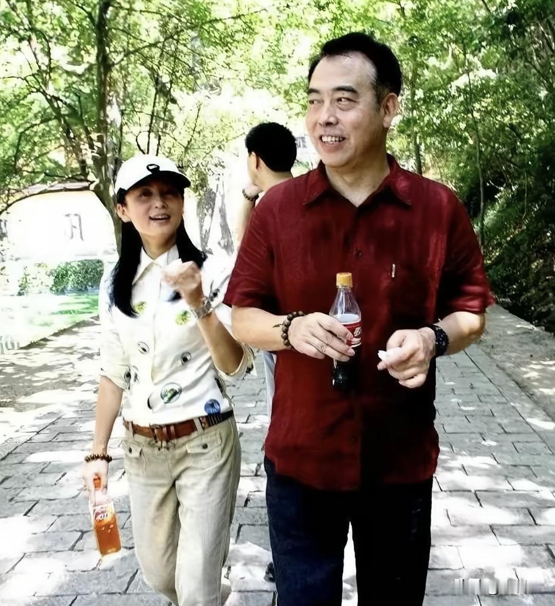 2010年陈凯歌手里拿着瓶装可乐，陈红拿着冰红茶。一身休闲便装、戴着棒球帽，边走