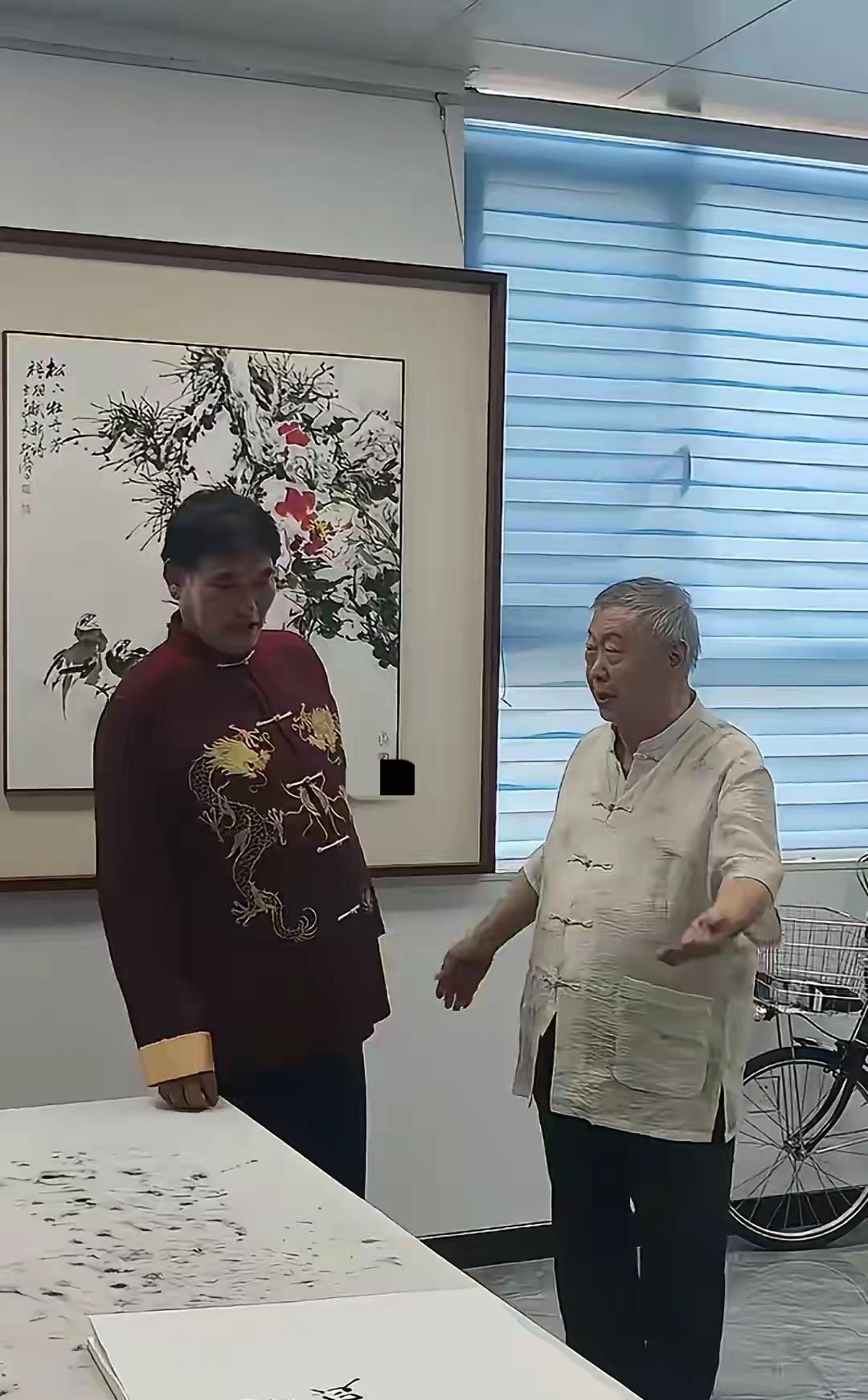 我真的要被朱之文写毛笔字，这场面给笑死！大衣哥朱之文在演出的时候，到某位书法家
