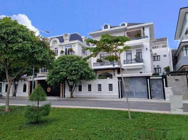 黑龙江电视台主持人杨洲跑去越南娶老婆。查了一下2024年的事，现在越南消费与收入