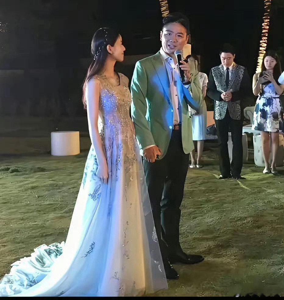 当年刘强东与章泽天大婚时的一幕，幸福感爆棚。​