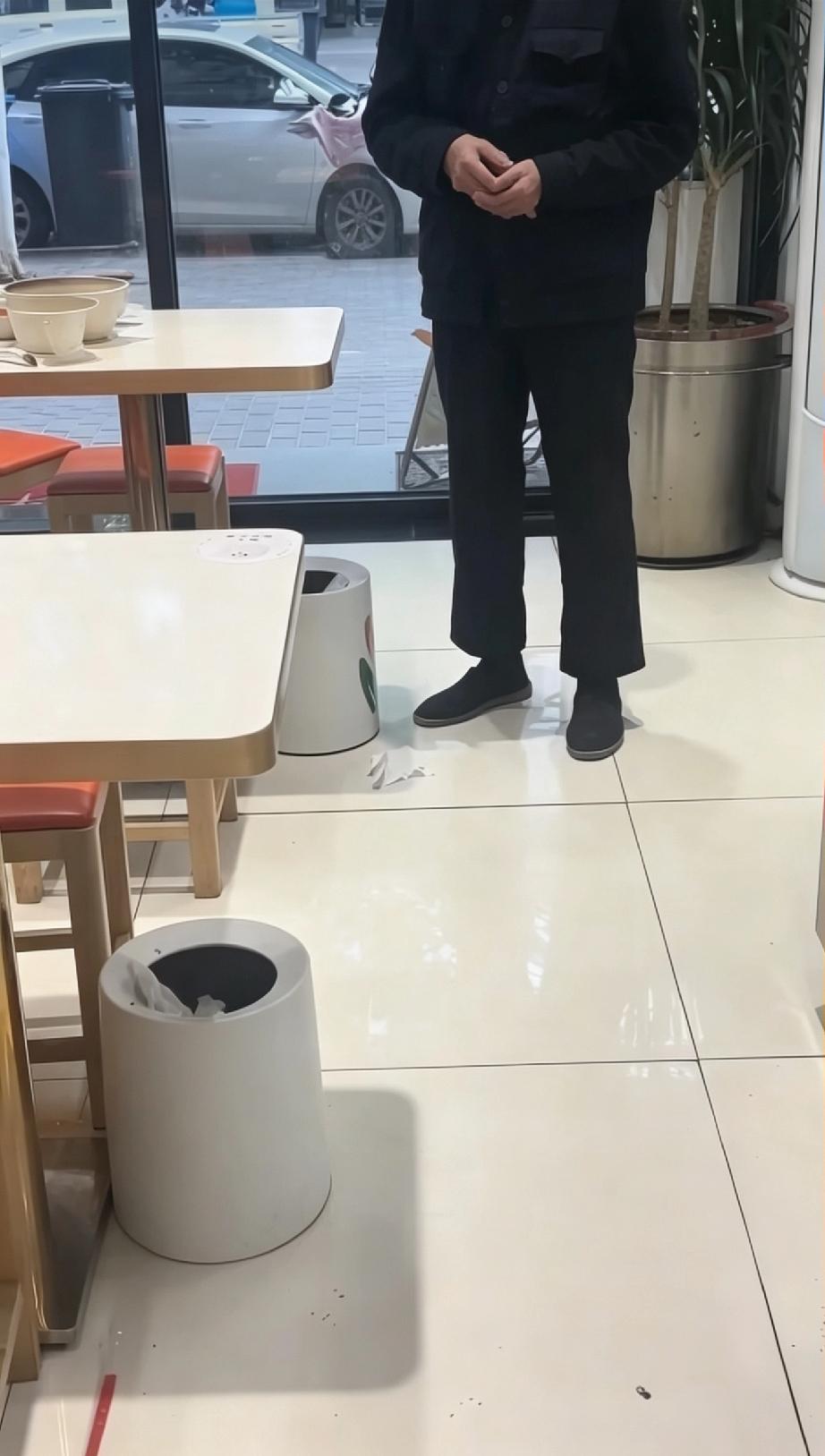 破防了！安徽阜阳，一位90岁老人走进一家麻辣烫店，不好意思的问“我免费给你磨下刀