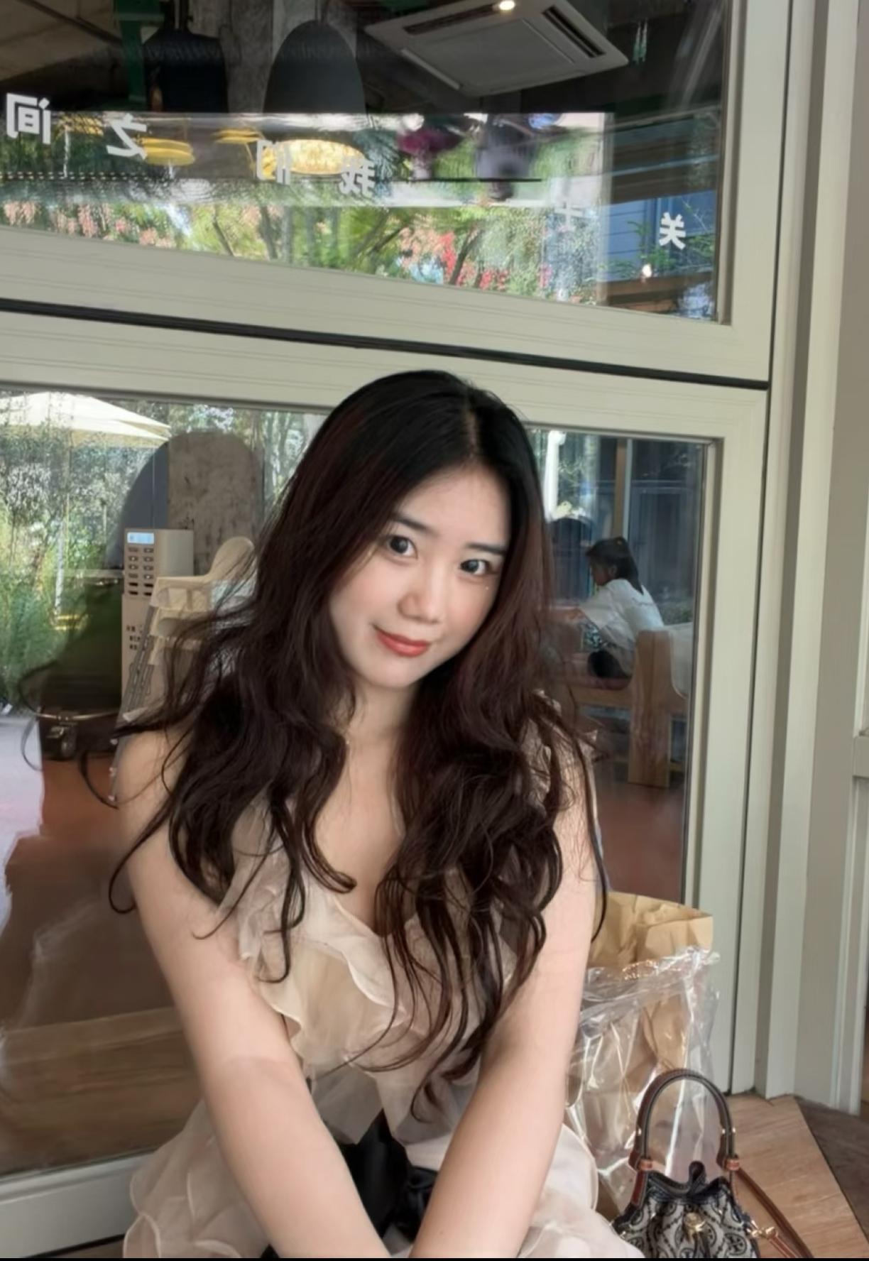 这个女生在咖啡店自拍。