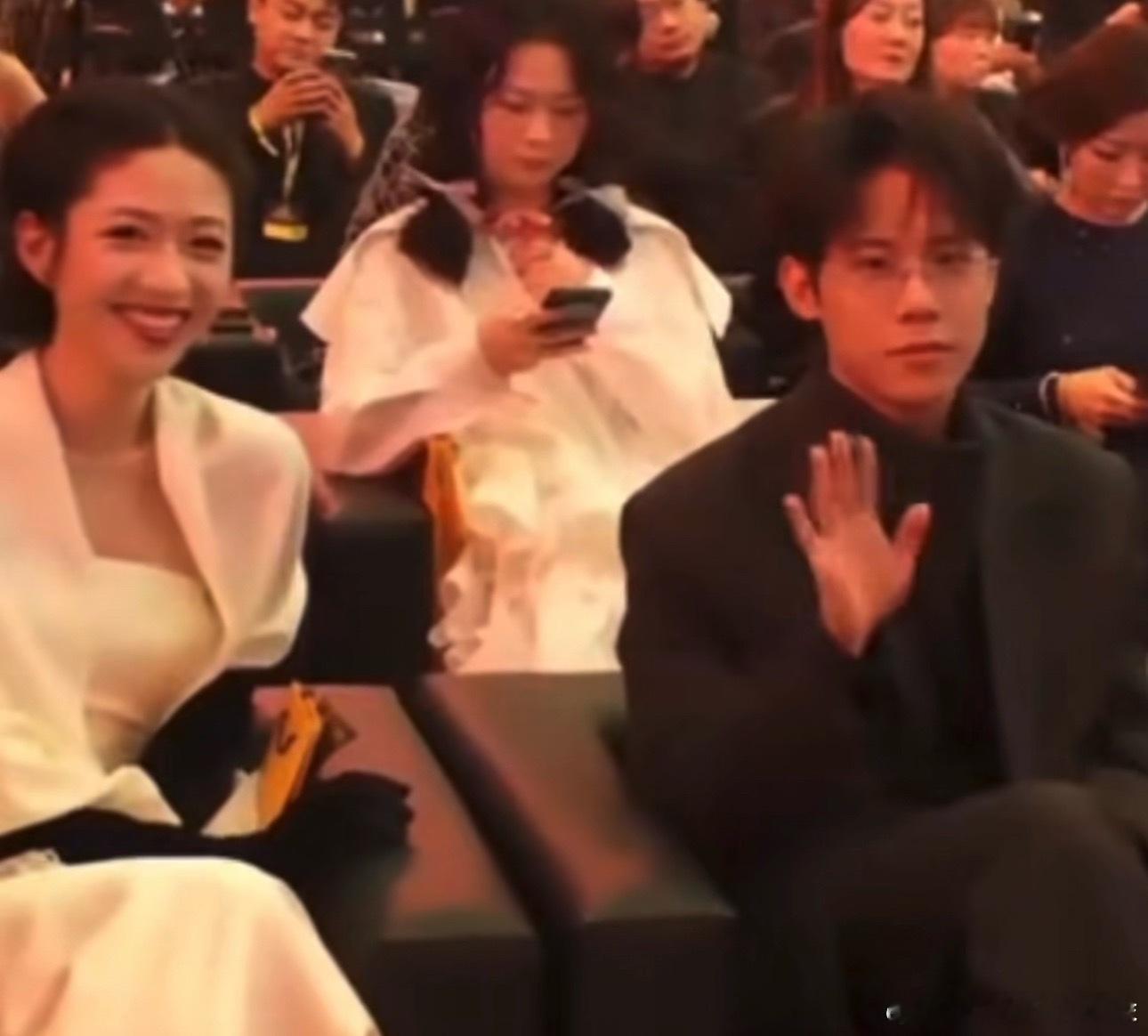 向涵之和周奇竟然同框还不少，昨天嫂子大点兵里就有周奇啊，涵之你也该分手了