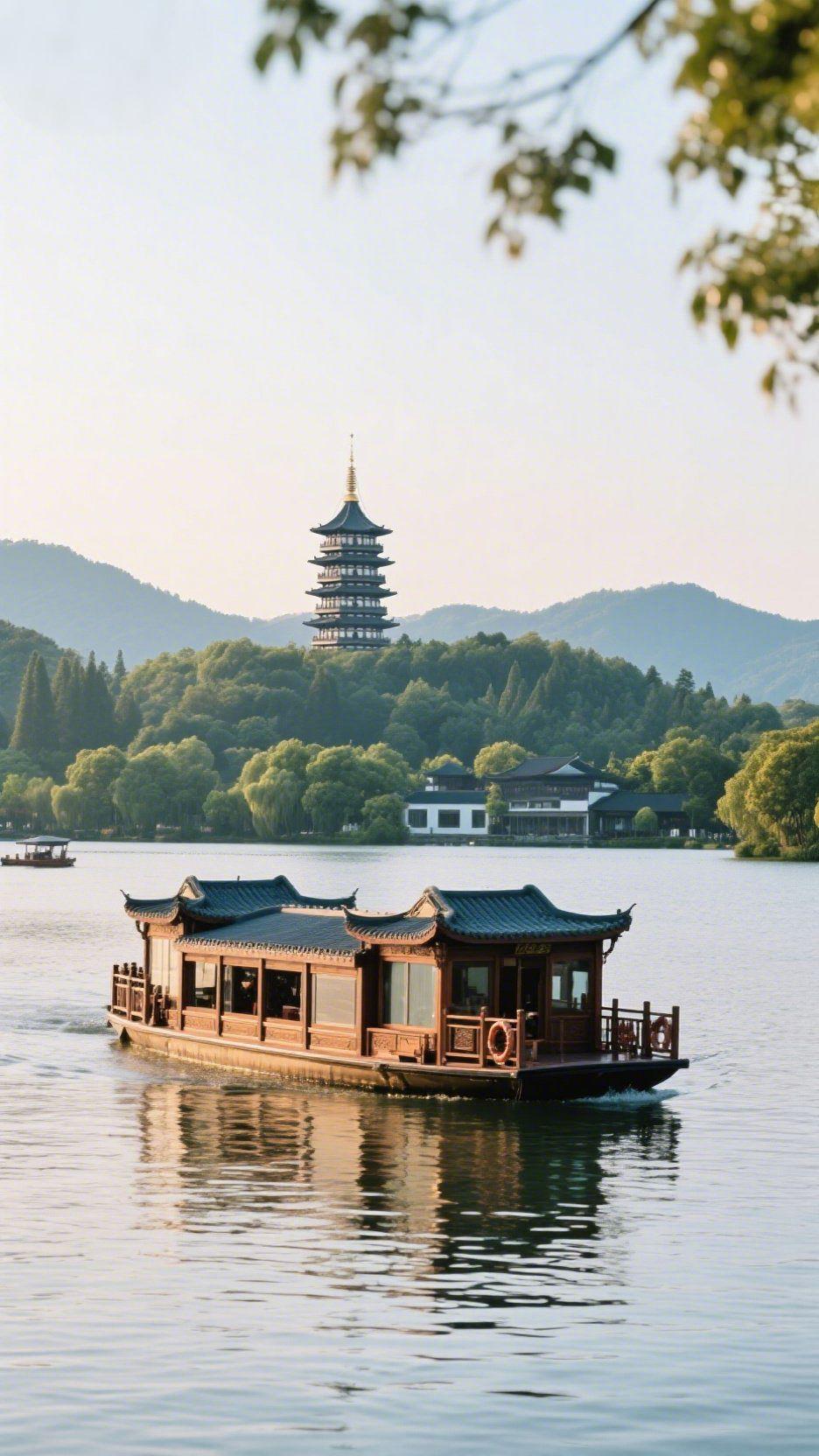 西湖，一汪江南梦风掠过枝头，裁下几片嫩绿的光影，恰好框住了西湖最温柔的模样