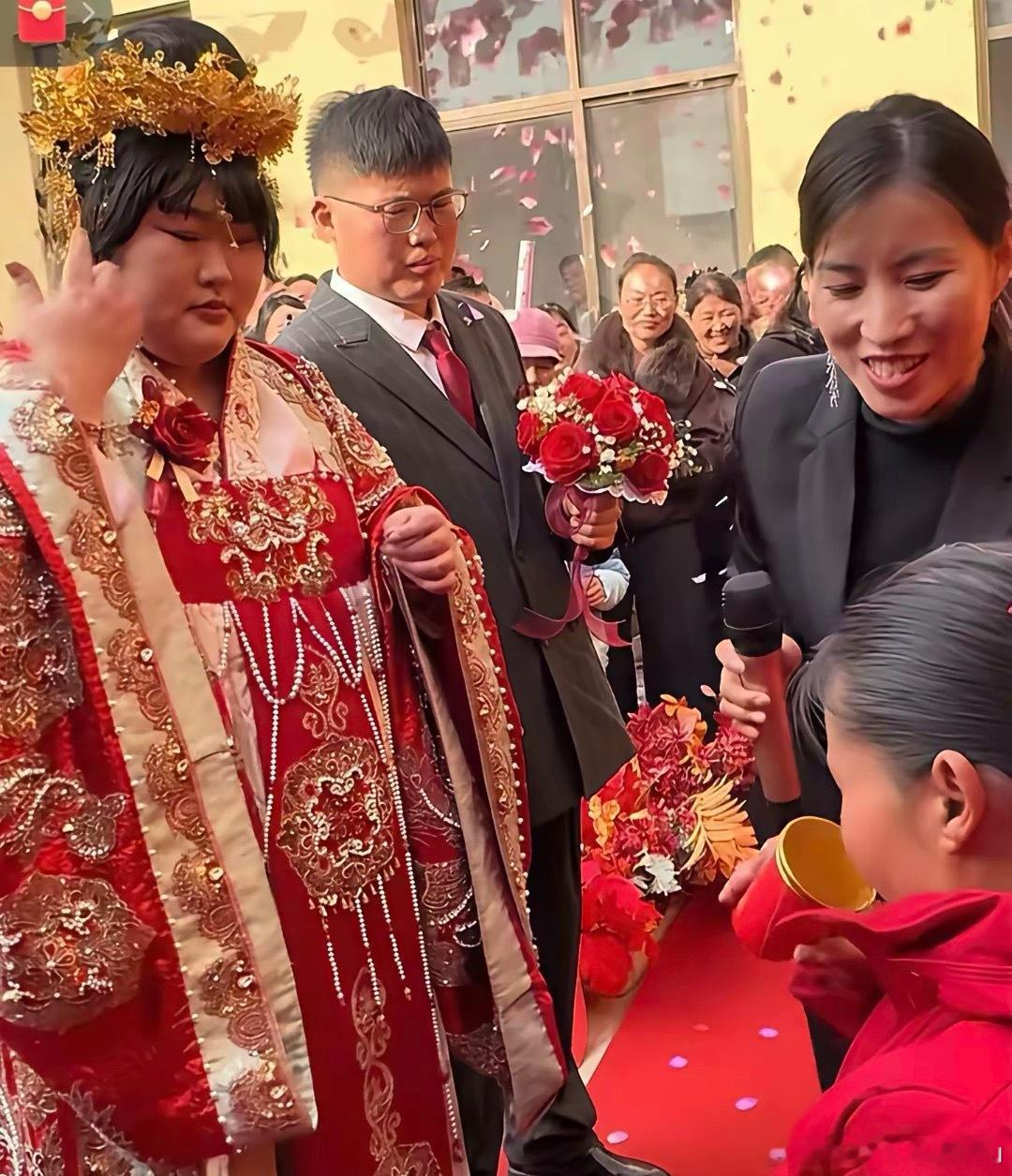 大衣哥朱之文的女婿一看就不简单，一个人的眼神骗不了人，这小子一看就是狠人。相由心