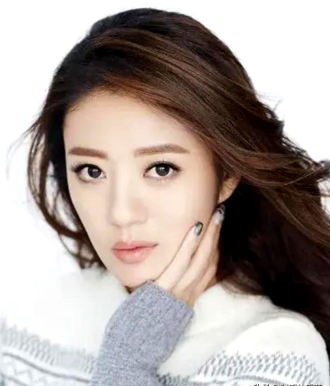 安以轩的眼光，真不是盖的！当年拍《锁清秋》，赵丽颖还是个小丫鬟，就站在安以轩