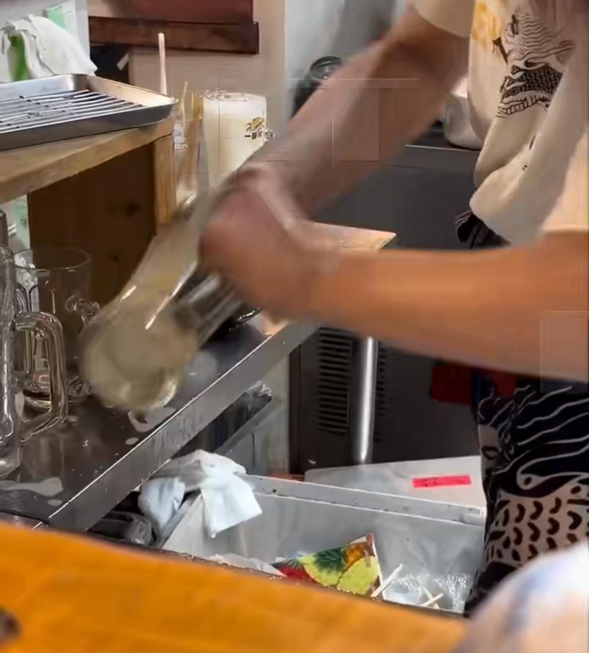 韩国网友吐槽日本人太脏了，洗酒杯的时候，用发黑的百洁布随意抹一下杯子，连杯口都没