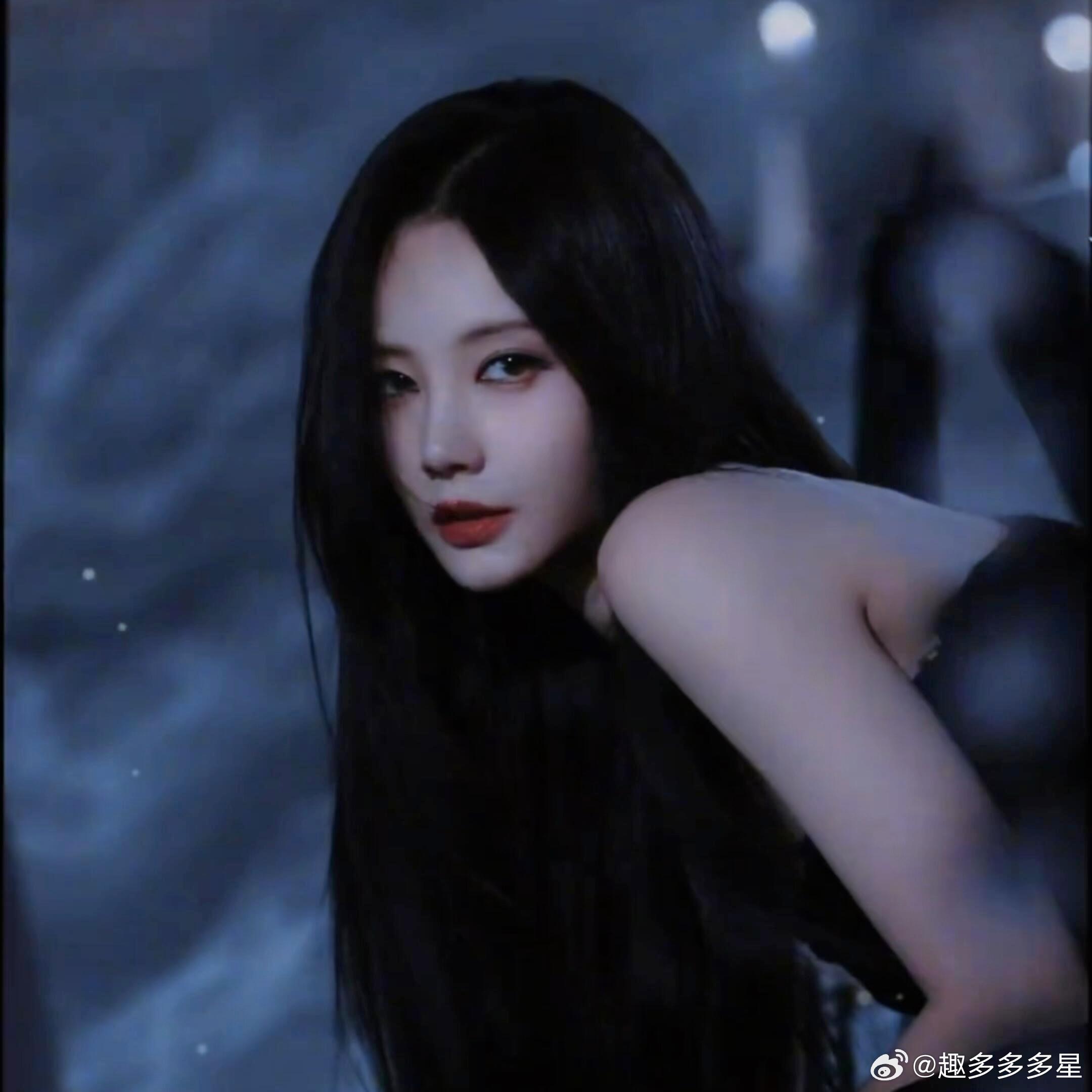 李一桐李一桐黑长直最权威的妈咪李一桐黑长直美出新高度了不做选择，黑白风格李一桐