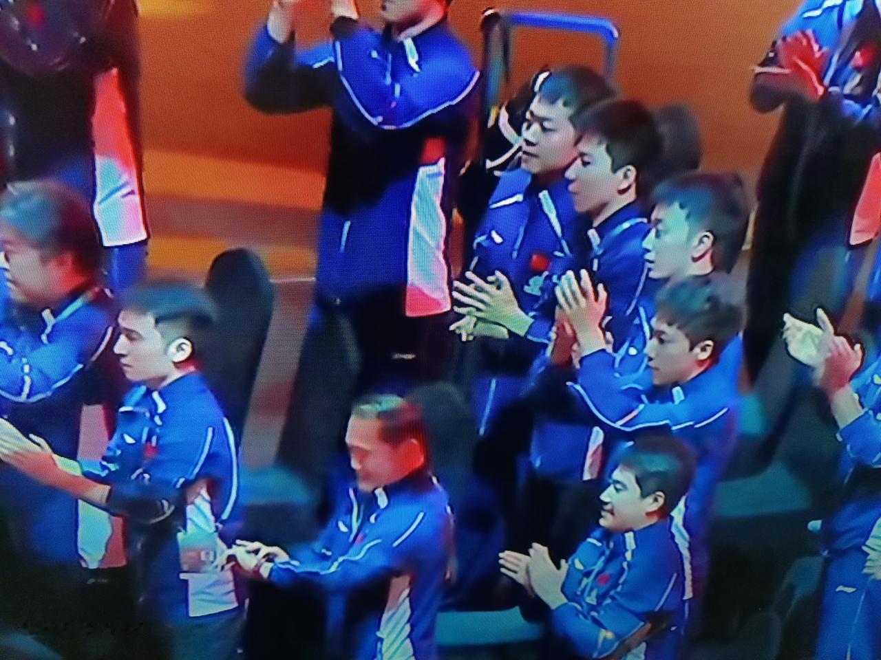 看看，这是澳门单打世界杯男单决赛，王楚钦对战日本选手松岛辉空时国乒领导、教练团队