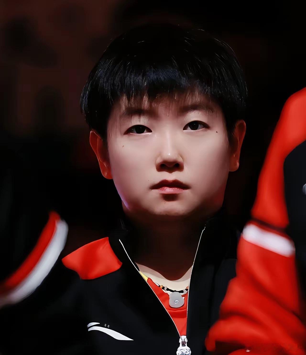 法国总统马克龙打完球后，惊叹孙颖莎的训练时间，一天竟然要6-7个小时，直言说，比