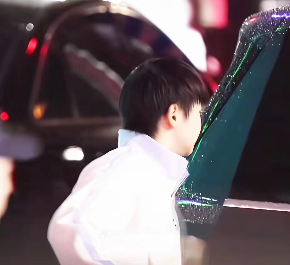 莎莎连夜冒雨回家被拍到，坐的竟是教练的车，引发网友热议。明明父亲有车却不来接，国