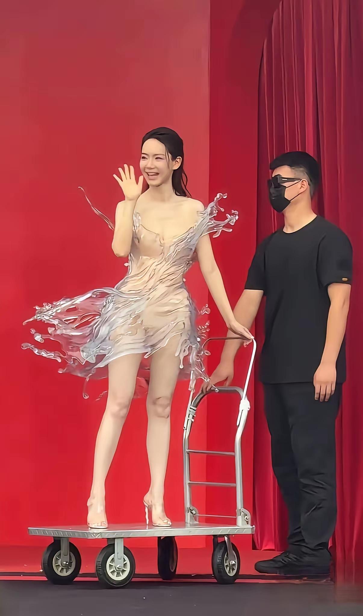 红毯奇葩造型真的越看越看不懂，普通礼服大家都能接受，风格夸张一点也可以包