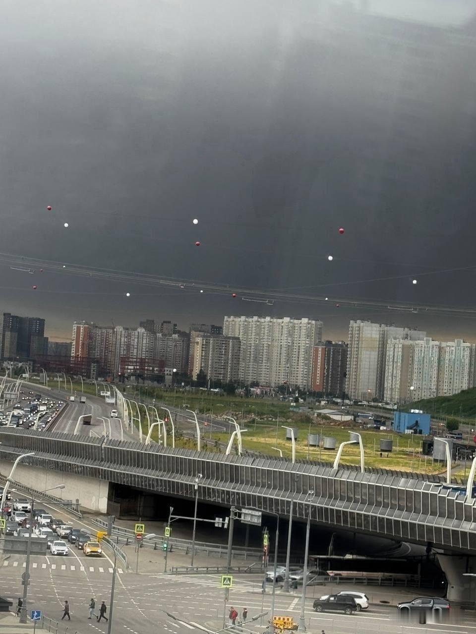 俄罗斯国防部通报称，昨夜今晨，俄军值班防空兵器共击落555架乌克兰固定翼无人机。