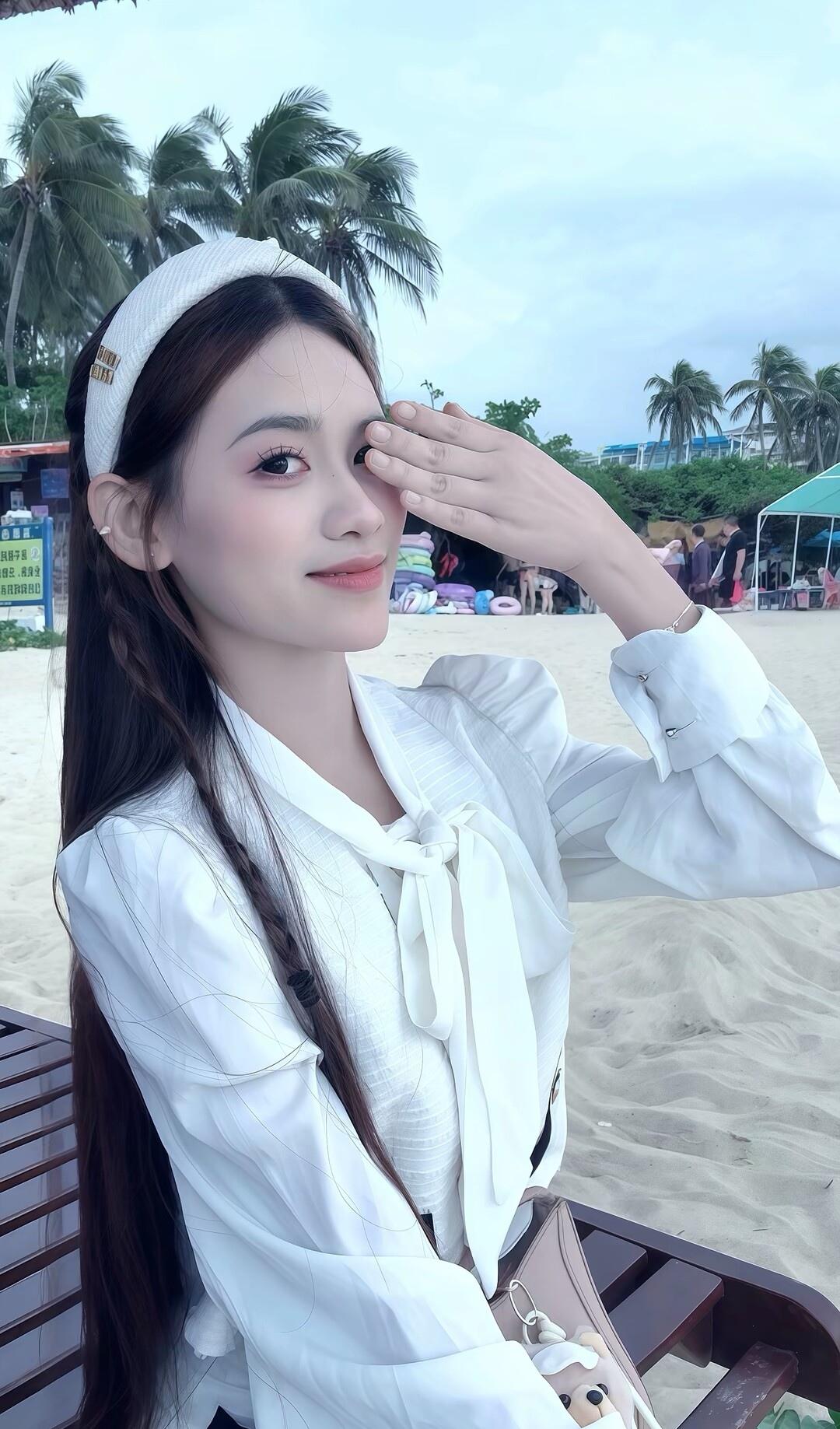 沙滩上的甜美少女，阳光下的温柔时光🌞💙