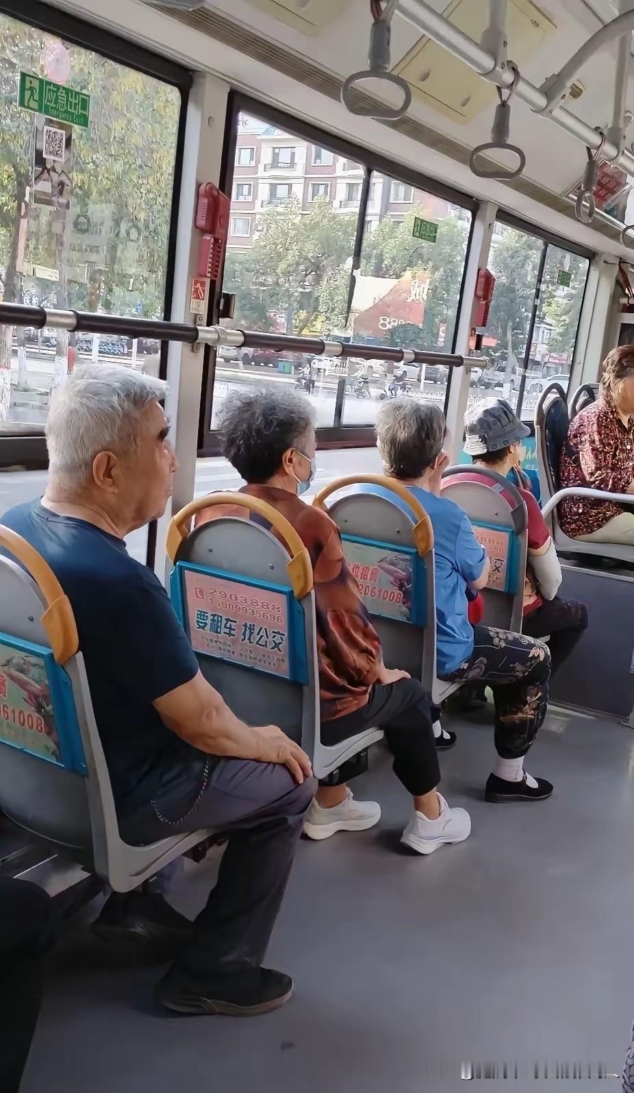 有一种老人，安安静静，简简单单他们不种花养草，不扎堆打牌，也不凑在一块儿聊东