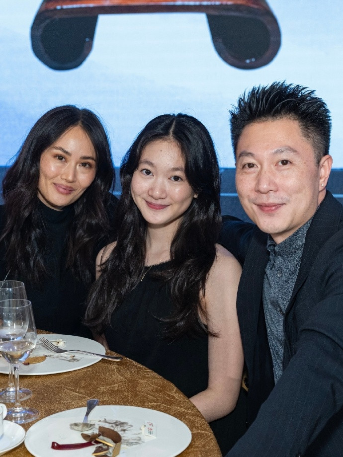 李小鹏带女儿奥莉参加慈善晚宴李小鹏带女儿奥莉参加香港慈善晚宴，奥莉都这么大了~