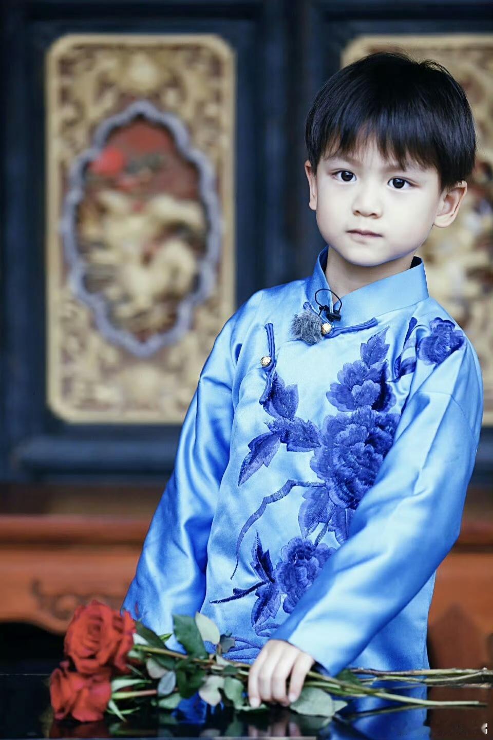 田亮儿子小亮仔大变样，与小时候对比差距好大！