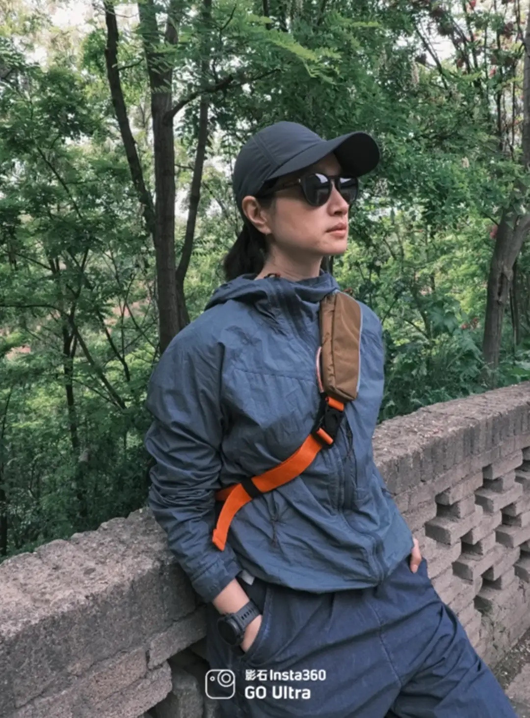 43岁沈佳妮晒照，素颜外加中性风穿搭，被说与朱亚文越来越像兄弟！