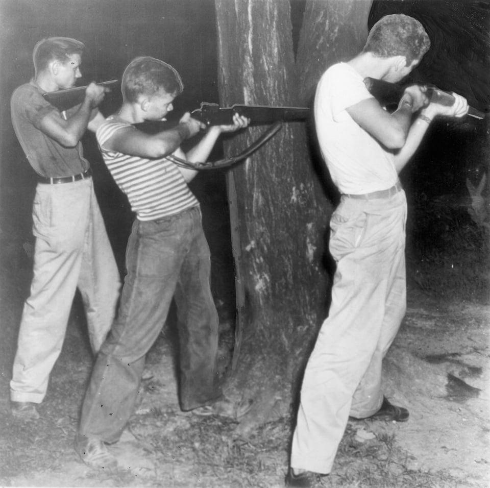 1946年，田纳西州一个小镇的二战老兵们武装起来，围攻了县监狱，迫使腐败的地方政