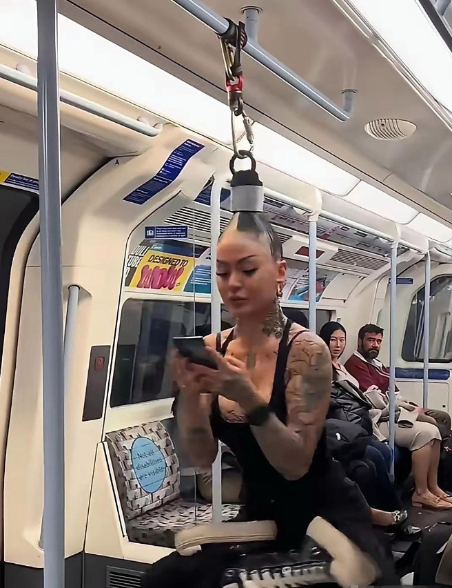 天呐！人家坐地铁从来不要座位，家人们这是什么大招？