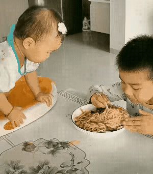 专家说：人类幼崽的手速是成年人的两到三倍。看到这个视频，我真的信了。哥哥正在吃面