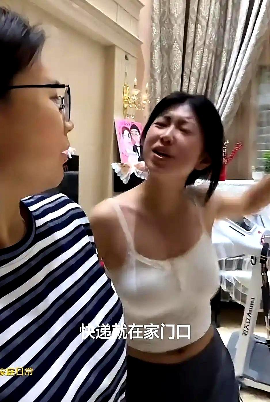 又土又不体面？当一名女中学生坚持把内衣外穿时，操场边的目光比夏天还灼。更让