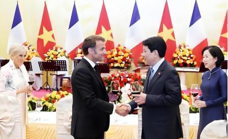 越南之前“哭穷”求中国“全包”高铁建设，现在转头就砸45亿美元买法国飞机，这波操