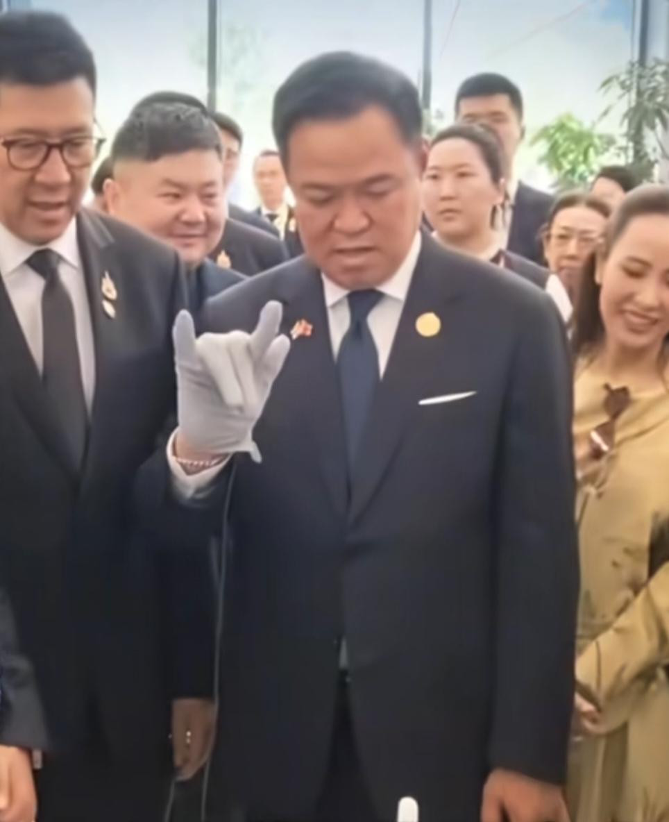 泰国总理阿努廷在社交媒体上写下“中泰一家亲”五个字。他宣称自己百分百是中国人的后