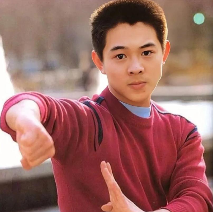 王晶一句话，戳穿了功夫电影30年的“皇帝新衣”，他说，李连杰，全世界绑一块儿都打