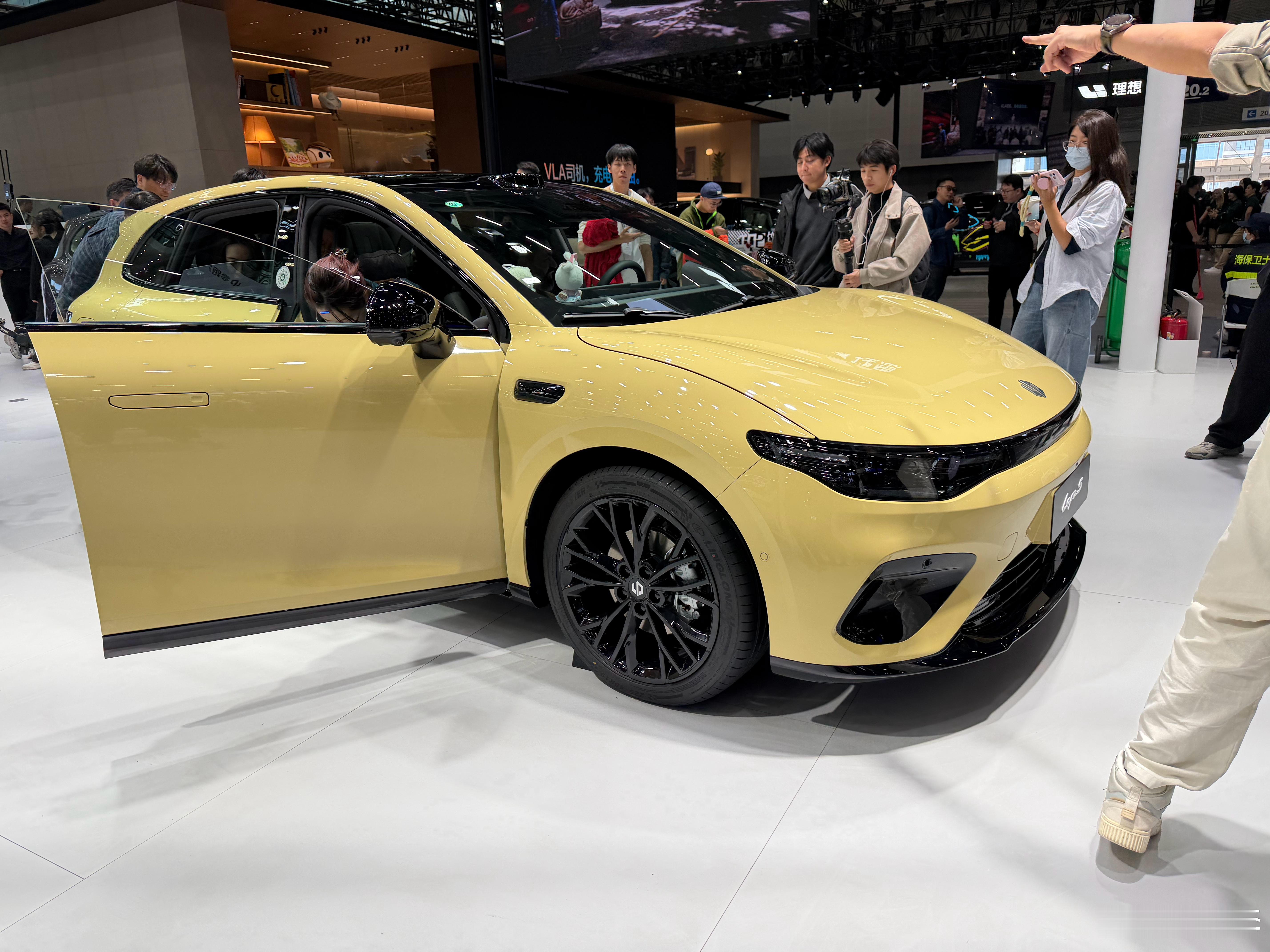 零跑A10这尾灯设计，拍照的时候，它对着我笑，我对着它笑哈哈哈哈哈，这大厚嘴唇子