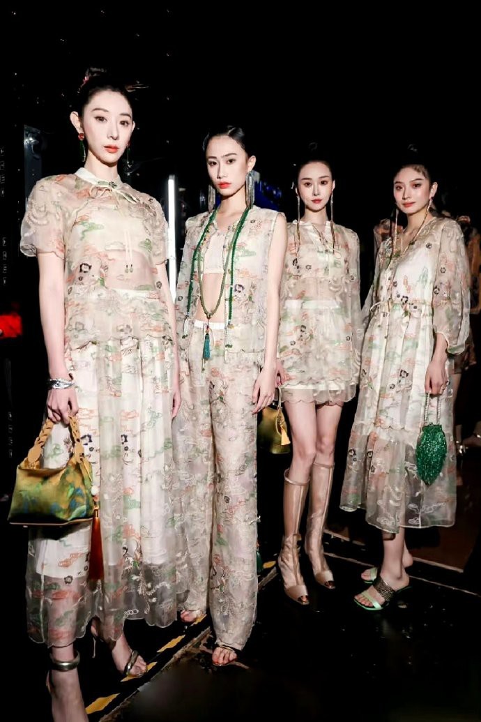 四胞胎，为啥长大后都不像？