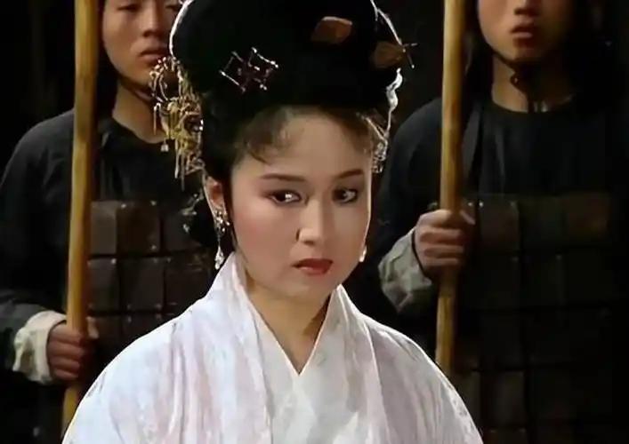 曹操有一小妾，温柔漂亮，只因没把熟睡的曹操叫醒，便被曹操打死曹操有个小妾，