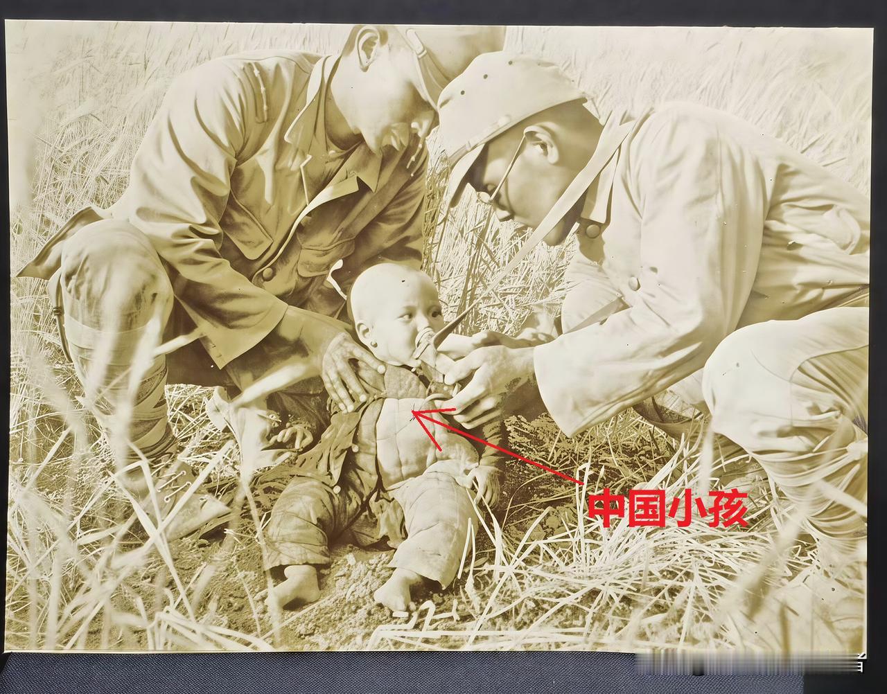 这是一张令人心痛的照片，日军在徐州会战萧县一带拍摄到的一张照片。两名日军士兵在草