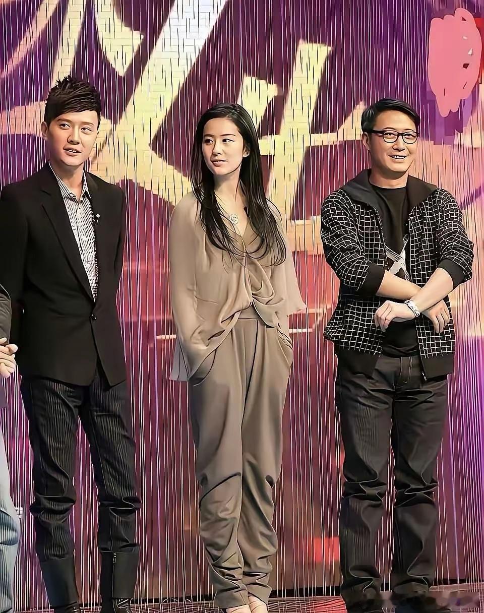 发现黎明个子不高，竟和身边的的刘亦菲一样高！