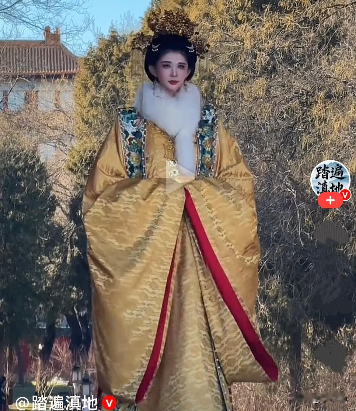 近日，雪后的北京故宫吸引了大量游客，人们在欣赏雪景之时又遇见美女那是多么的赏心悦