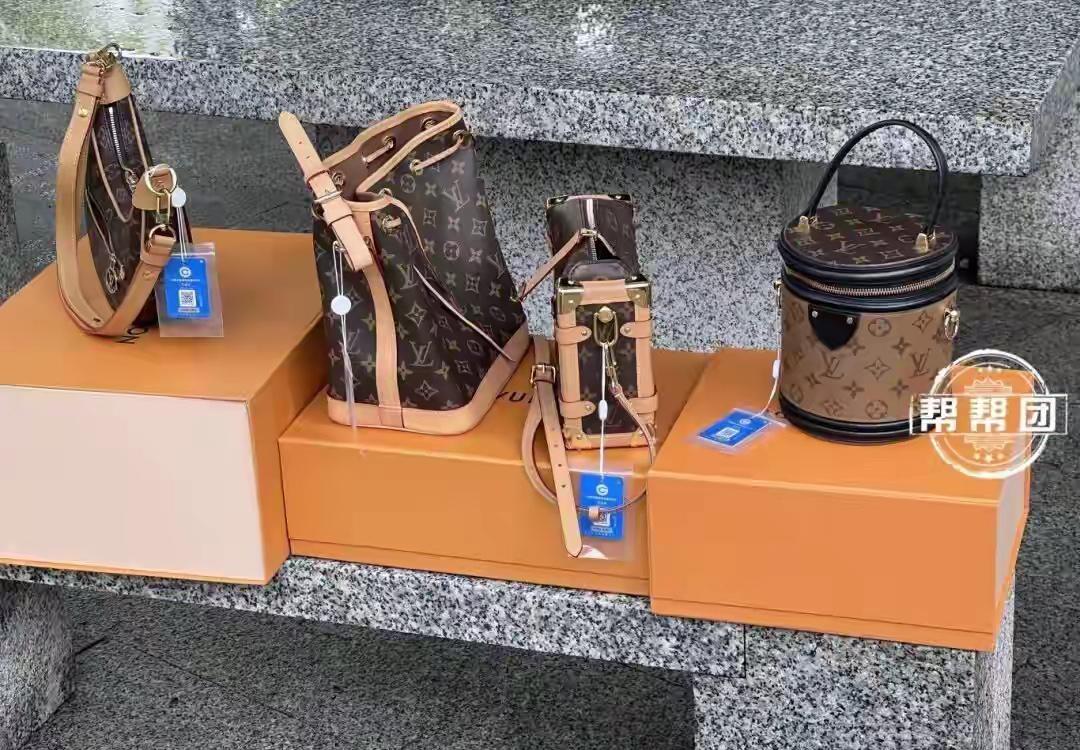 女子在专柜购买的LV包竟然4个都是假的！女子在转卖的时候发现包疑似有问题，随